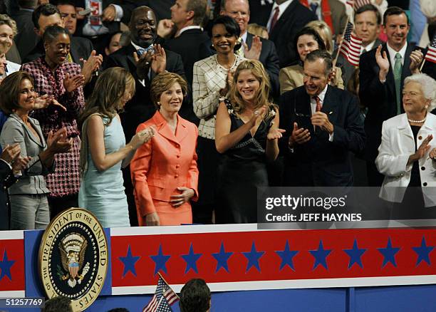 United States: Barbara Bush,Jenna Bush, former US President George H.W. Bush and his wife Barbara applaud First Lady Laura Bush as she is introduced...