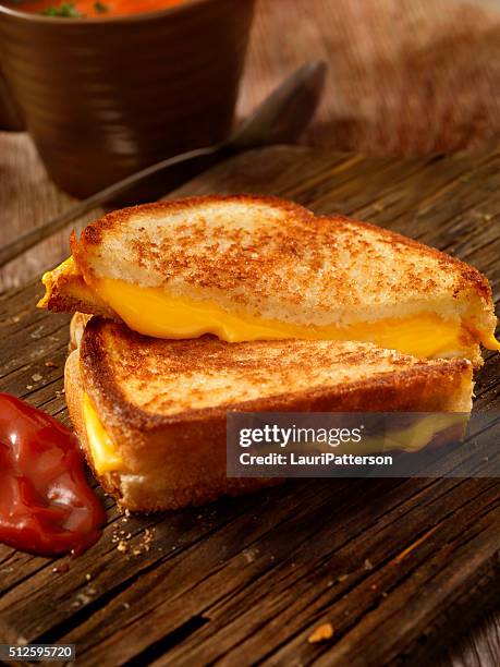 grilled cheese sandwich with tomato soup - boterham met kaas stockfoto's en -beelden