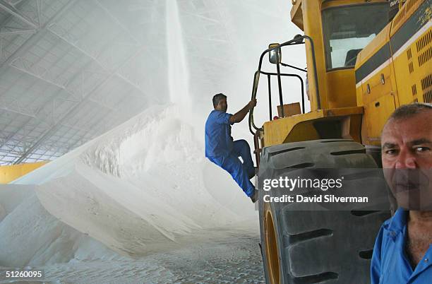 Potash drops into a distribution warehouse at the Dead Sea Works potash recovery plant on the shores of the Dead Sea September 2, 2004 in Sodom,...