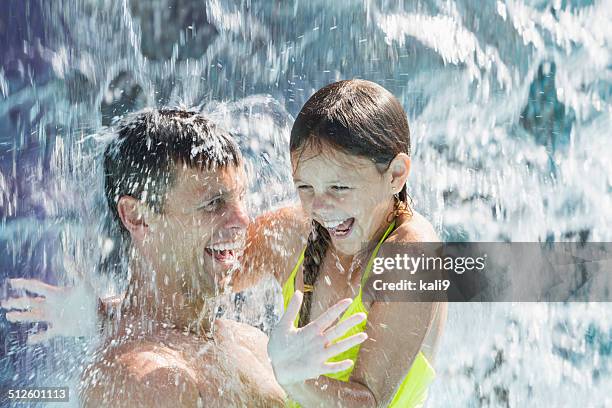 vater und tochter im water park - aquapark stock-fotos und bilder