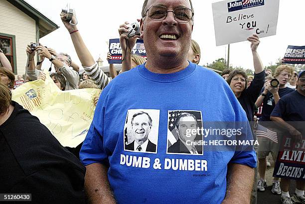 Supporters of Democratic presidential candidate John Kerry cheer at a campaign stop in Mount Vernon, Ohio, 03 September, 2004. Kerry's campaign said...