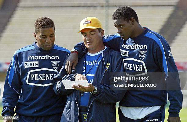 Ulises de la Cruz y Agustin Delgado dialogan con Edmundo Luna , coordinador general de la seleccion ecuatoriana de futbol, el 04 de setiembre de 2004...