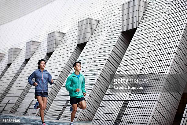 going kopf-an-kopf - - china athlete woman stock-fotos und bilder