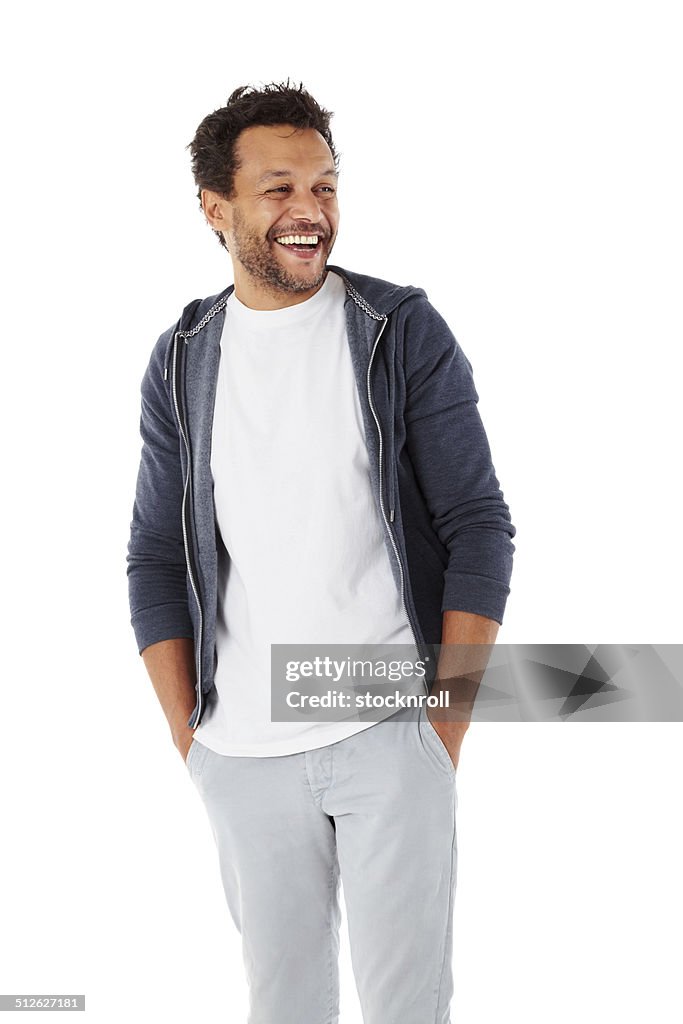 Élégant modèle afro homme regardant loin de sourire