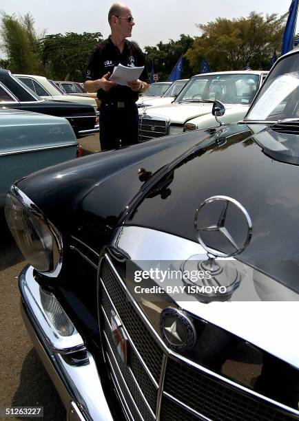 Judge of the Asia-classic Mercedes-Benz competition, Alfred Menzel, takes a look at German-made Mercedes-Benz cars in Jakarta, 05 September 2004....