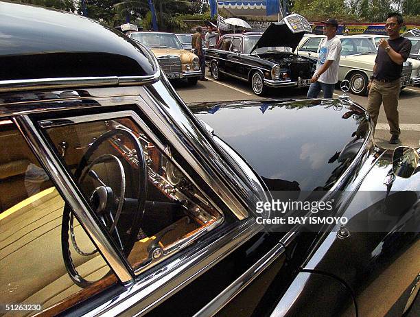 Owners of classic German-made Mercedes-Benz cars walk around at the Mercedes-Benz cars competition in Jakarta, 05 September 2004. Scores of Indonesia...