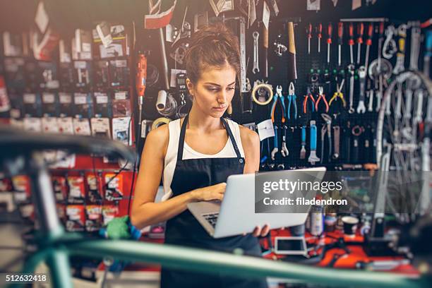 female bicycle mechanic - bicycle shop 個照片及圖片檔