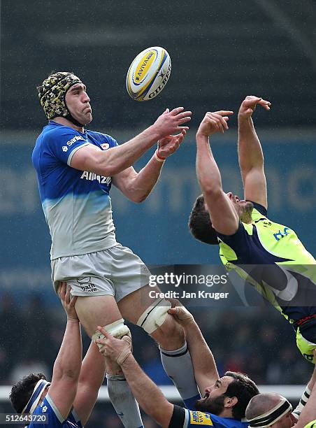 Kelly Brown of Saracens competes for the line out with Mark Easter of Sale Sharks during the Aviva Premiership match between Sale Sharks and Saracens...