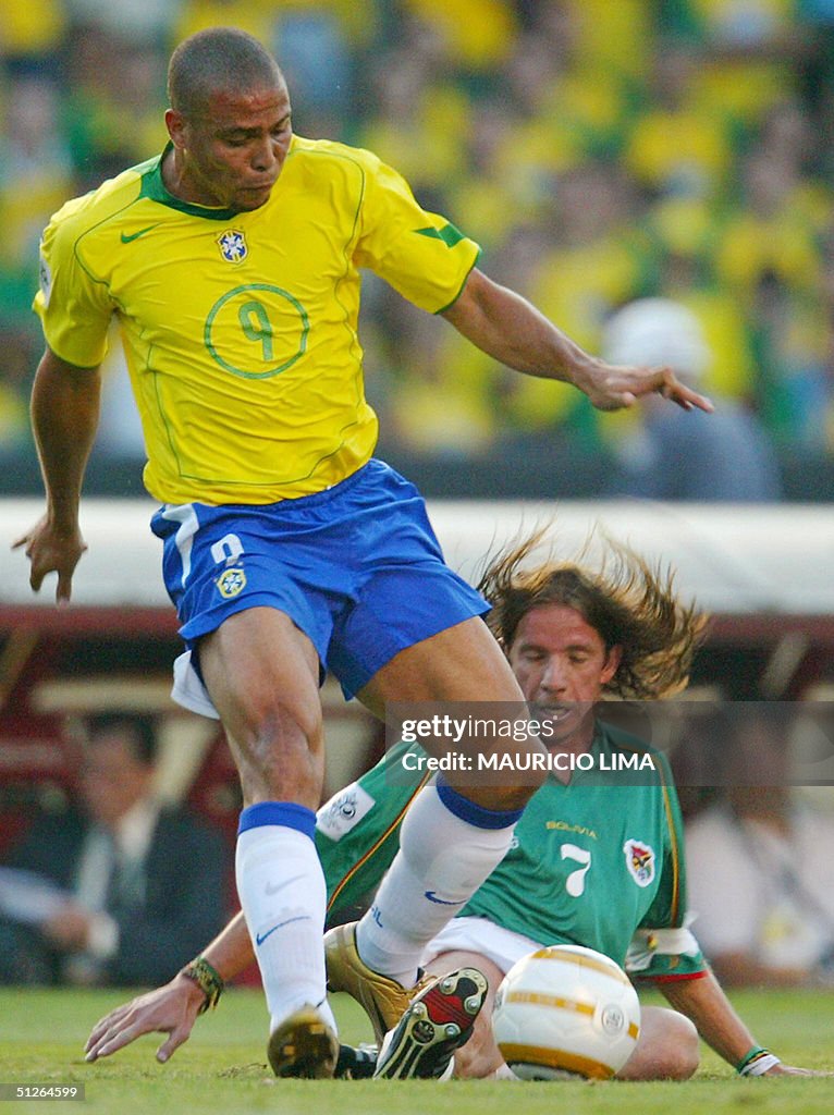 Brazilian Ronaldo Nazario (L) fights for