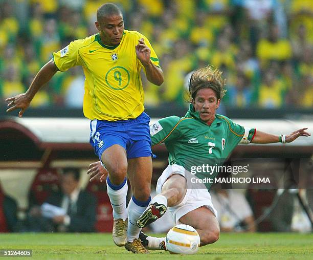 Brazilian Ronaldo Nazario fights for the ball with Bolivian Cristaldo Luis at the Morumbi stadium in Sao Paulo, 05 September 2004, during the FIFA...