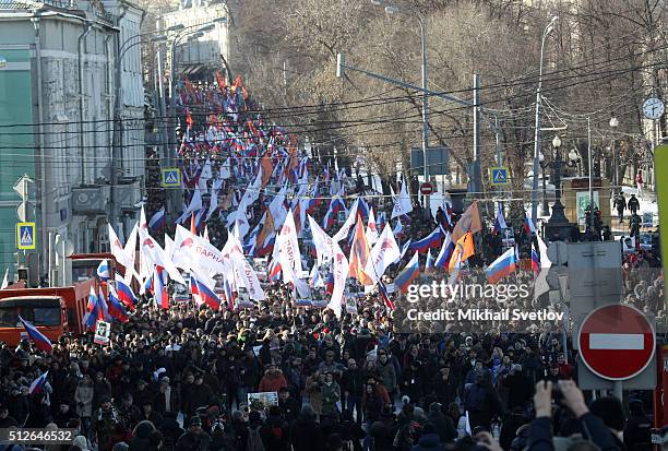 Moscovits attend a mass march marking the one-year anniversary of the killing of opposition leader Boris Nemtsov on February 27, 2016 in Moscow,...