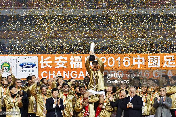 Zheng Zhi of Guangzhou Evergrande celebrates with teammates on award ceremony as the Guangzhou Evergrande wins Jiangsu Suning during the 2016 CFA...