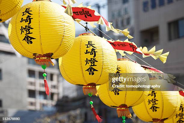 glass bridge and nagasaki lantern festival - lantaarnfestival van nagasaki stockfoto's en -beelden