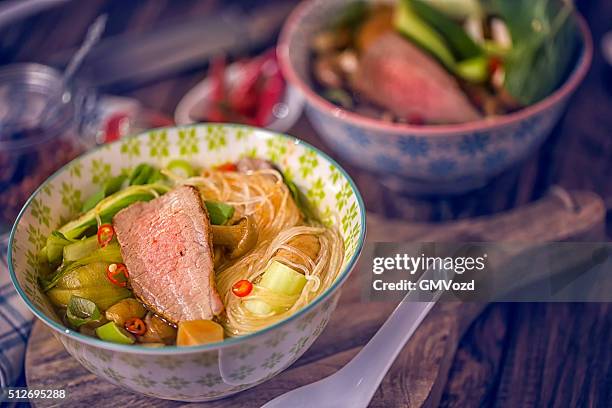 sopa de fideos asiáticos de vidrio con la carne de vacuno y pak choi - fideo transparente fotografías e imágenes de stock