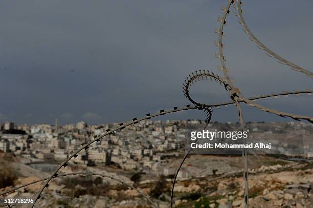 metal fence - qalandia refugee 個照片及圖片檔