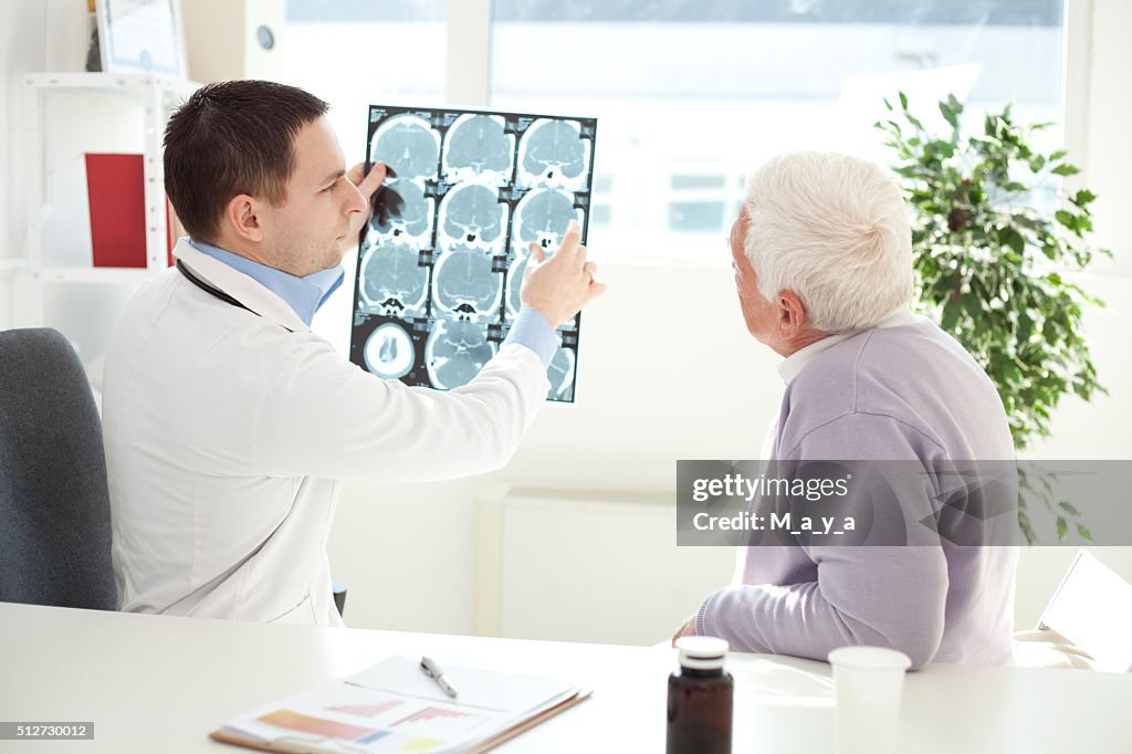 Alter Mann besuchen Arzt.