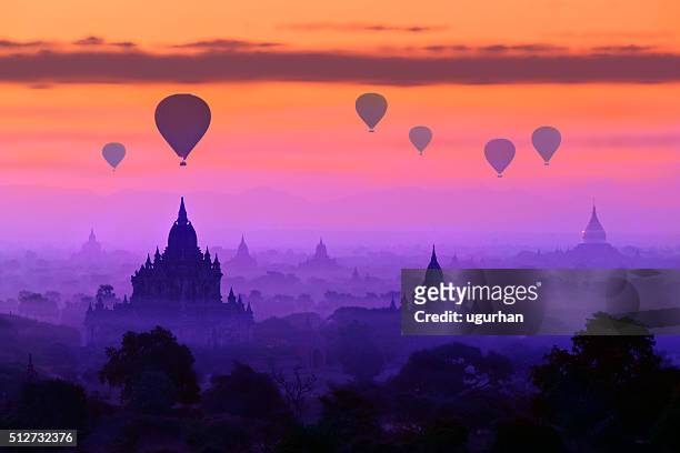 hot air balloons in bagan, myanmar - myanmar culture stockfoto's en -beelden