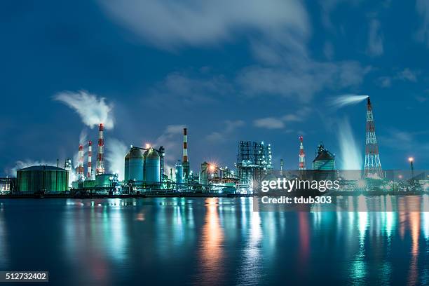 fabrik bei nacht - petrochemie stock-fotos und bilder