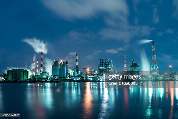 fábrica de noche - planta petroquímica fotografías e imágenes de stock