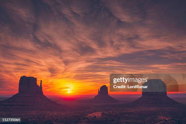 monument valley sonnenaufgang - monument valley stock-fotos und bilder