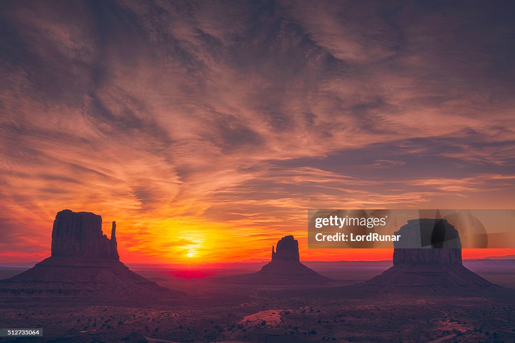 モニュメントバレーの日の出