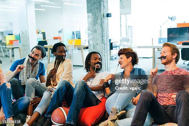 multi-étnica jovens celebrando movember em seu escritório. - novembro azul imagens e fotografias de stock