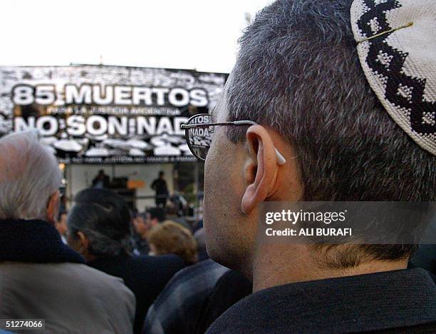 Una persona integrante de la comunidad judia en Argentina participa de un acto congregado bajo el lema "85 muertos para la justicia argentina no son...