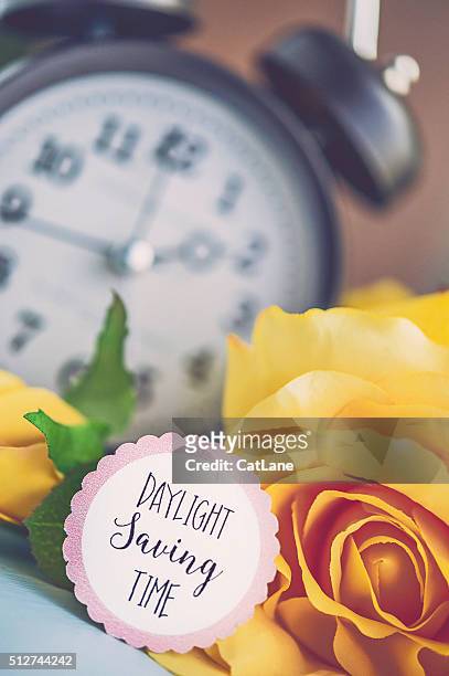 horario de verano. reloj con flores de primavera - spring forward fotografías e imágenes de stock