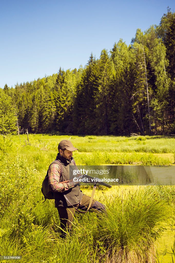 男 充電したショットを、オープン湿地で立って