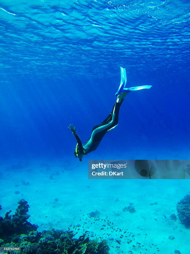 ダイバーに紺碧の海