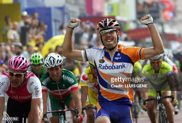 Spanish Oscar Freire -Rabobank- crosses the finish line to win the 6th stage of the 59th Tour of Spain cycling race, between Benicarlo and Castellon...