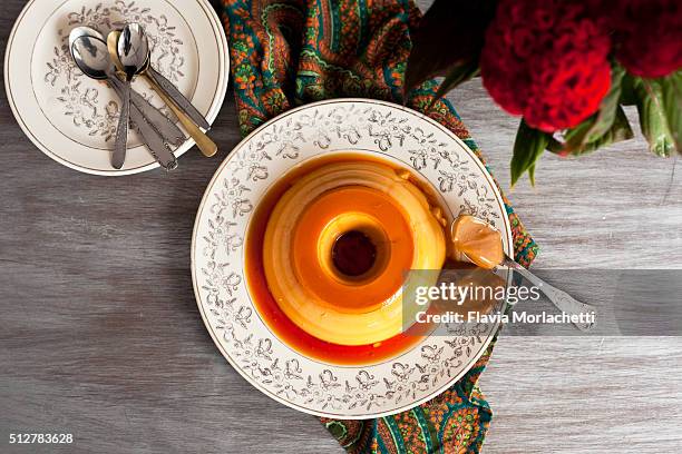 flan with 'dulce de leche' - pudim-de-leite imagens e fotografias de stock