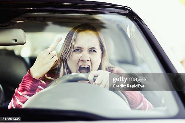 raging frau fahrer ist stinkefinger zeigen durch die windschutzscheibe, mit schreien, beleidigungen, - trotzanfall stock-fotos und bilder