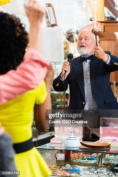 - auktion menschenmenge - versteinerung stock-fotos und bilder