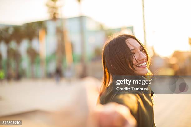 hände halten mit ihren freundinnen. - ungewöhnliche perspektive stock-fotos und bilder