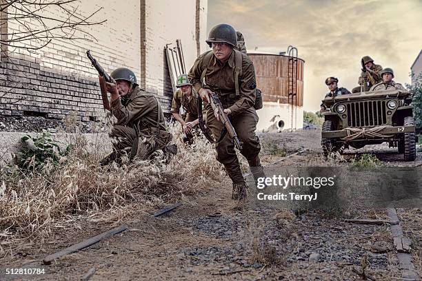 world war ii soldiers looking for the enemy - the battle of the transdanubian hills of the world war ii reconstruction stockfoto's en -beelden