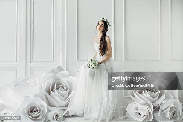 colpo di studio di giovane splendida sposa - capelli lunghi foto e immagini stock