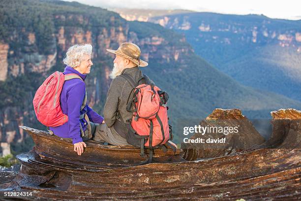 couple senior randonneurs profitant d'une vue spectaculaire - parc-national-des-blue-mountains photos et images de collection