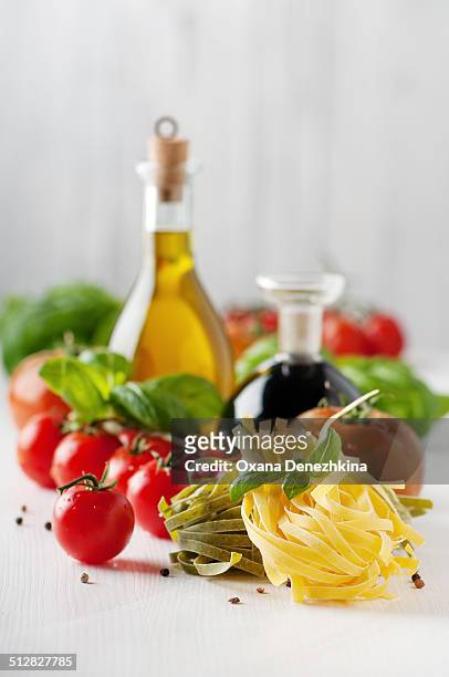 italian pasta, tomato, basil, oil and vinegar - dieta mediterranea foto e immagini stock