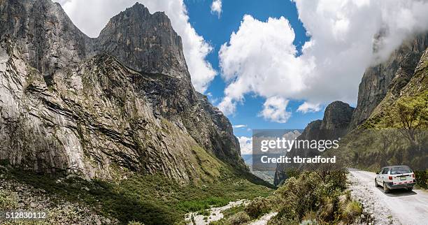 ansicht von der paron tal in den peruanischen anden - peru mountains stock-fotos und bilder