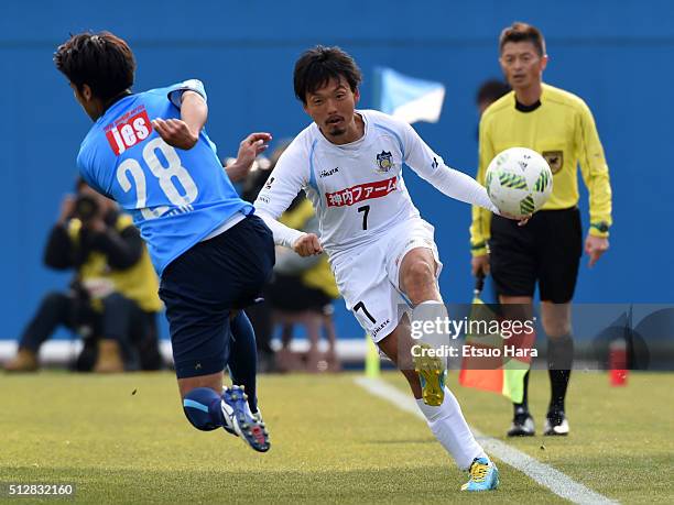 Ryota Nagata of Kamatamare Sanuki#7 in action during the J.League second division match between Yokohama FC and Kamatamare Sanuki at the Nippatsu...