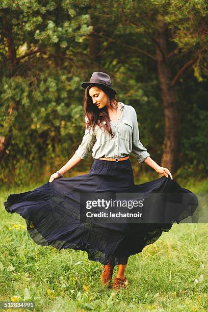 gypsy moda de verano - skirt fotografías e imágenes de stock