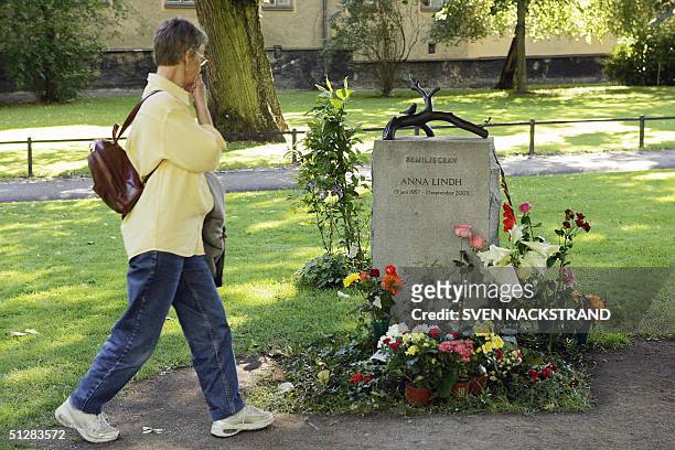 An unidentified woman looks at the grave in Stockholm 10 September 2004 in Stockholm, of the late foreign minister Anna Lindh as Sweden marks the...