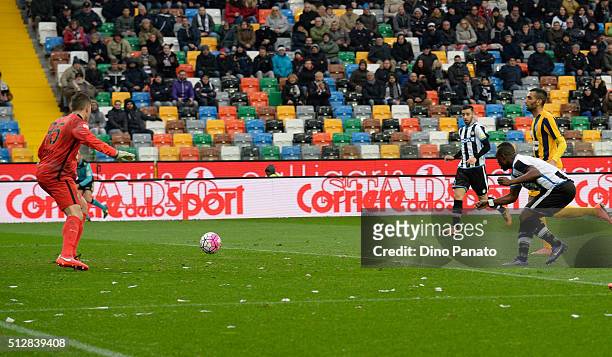 Emmanuel Agyemang Badu of Udinese Calcio scores his opening goal during the Serie A match between Udinese Calcio and Hellas Verona FC at Stadio...
