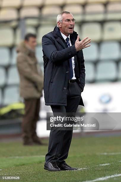 Edoardo Reja manager of Atalanta BC shouts instructions to his players during the Serie A match between Carpi FC and Atalanta BC at Alberto Braglia...