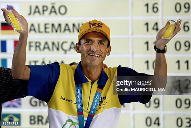 Vanderlei Cordeiro de Lima, Brazilian marathon runner and bronze medalist in Athens 2004, shows his two gold ingots given by his sponsor, the Futures...