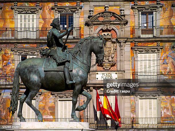 felipe iii and casa de la panaderia - statue de philippe iii photos et images de collection