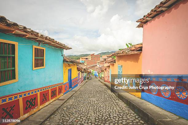 guatape painted buildings - guatapé stock-fotos und bilder