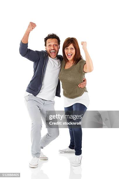 heureux couple d'âge mûr célébrant les succès - homme enthousiasme sourire fond blanc photos et images de collection