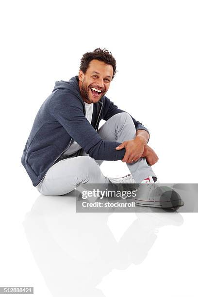 retrato de alegres homem africano sentado sobre branco - sentado imagens e fotografias de stock